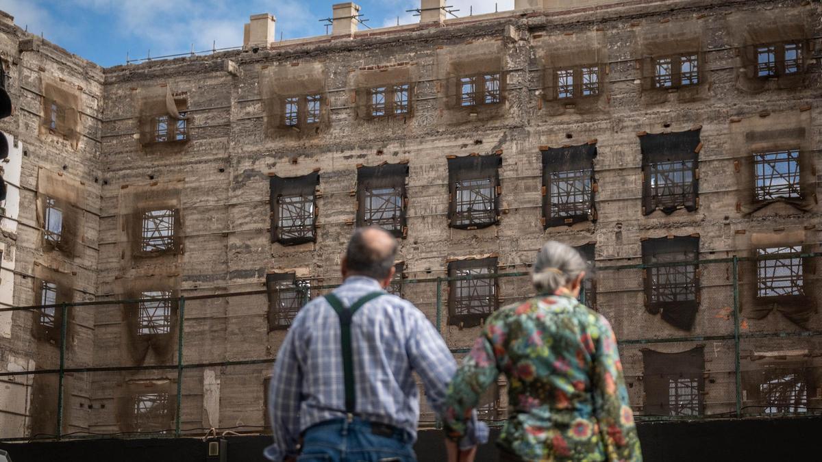 Dos persanas contemplan la obra del edificio anexo al Palacio Insular