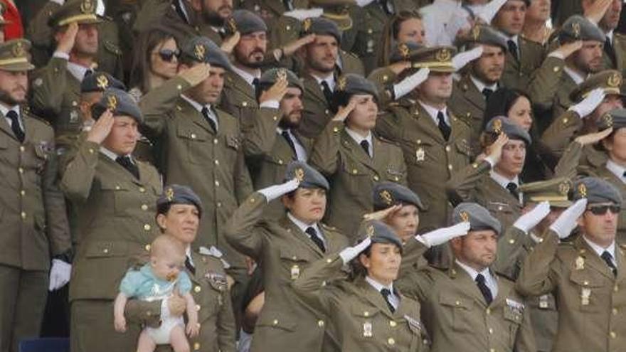 Militares de la Brilat en la parada naval.