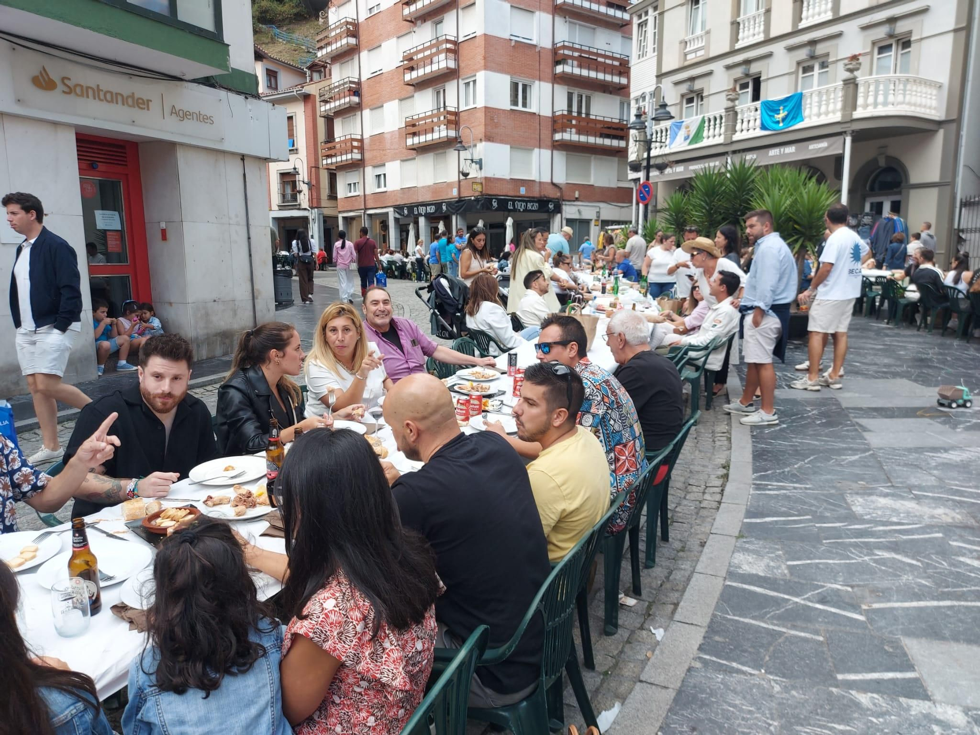 En imágenes: En imágenes: Más de 1.200 personas participan en la tercera comida en la calle de Cudillero