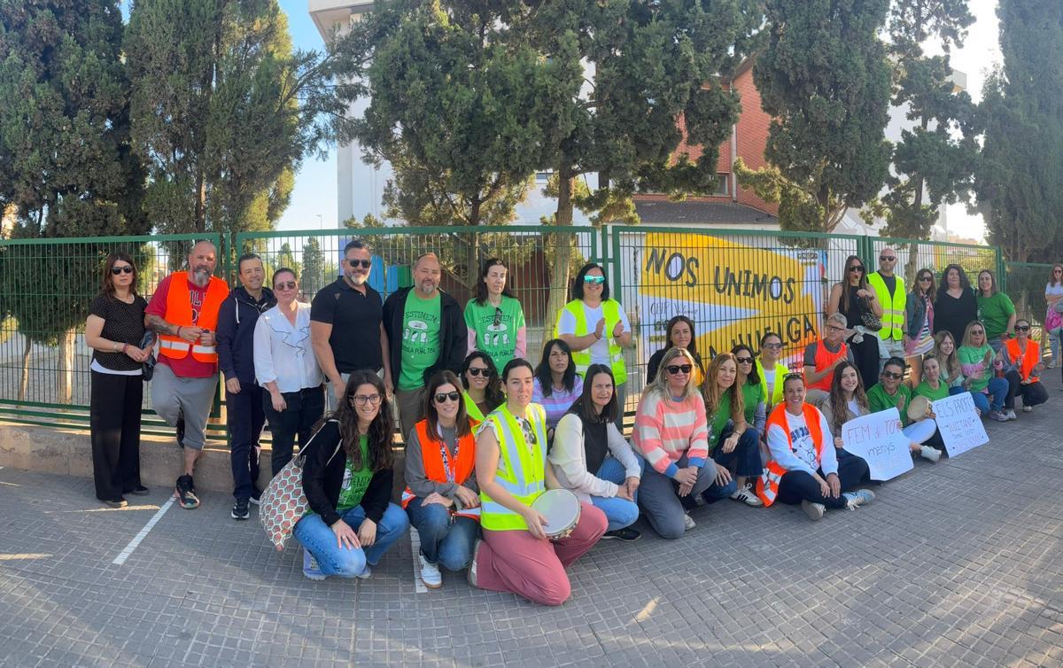 Profesorado concentrado a las puertas del CEIP Vilamar.