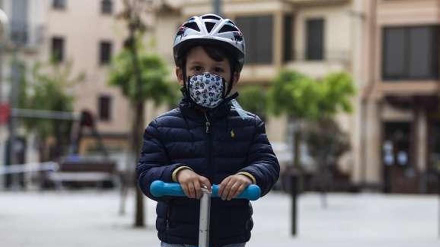 Un niño con mascarilla en la capital.