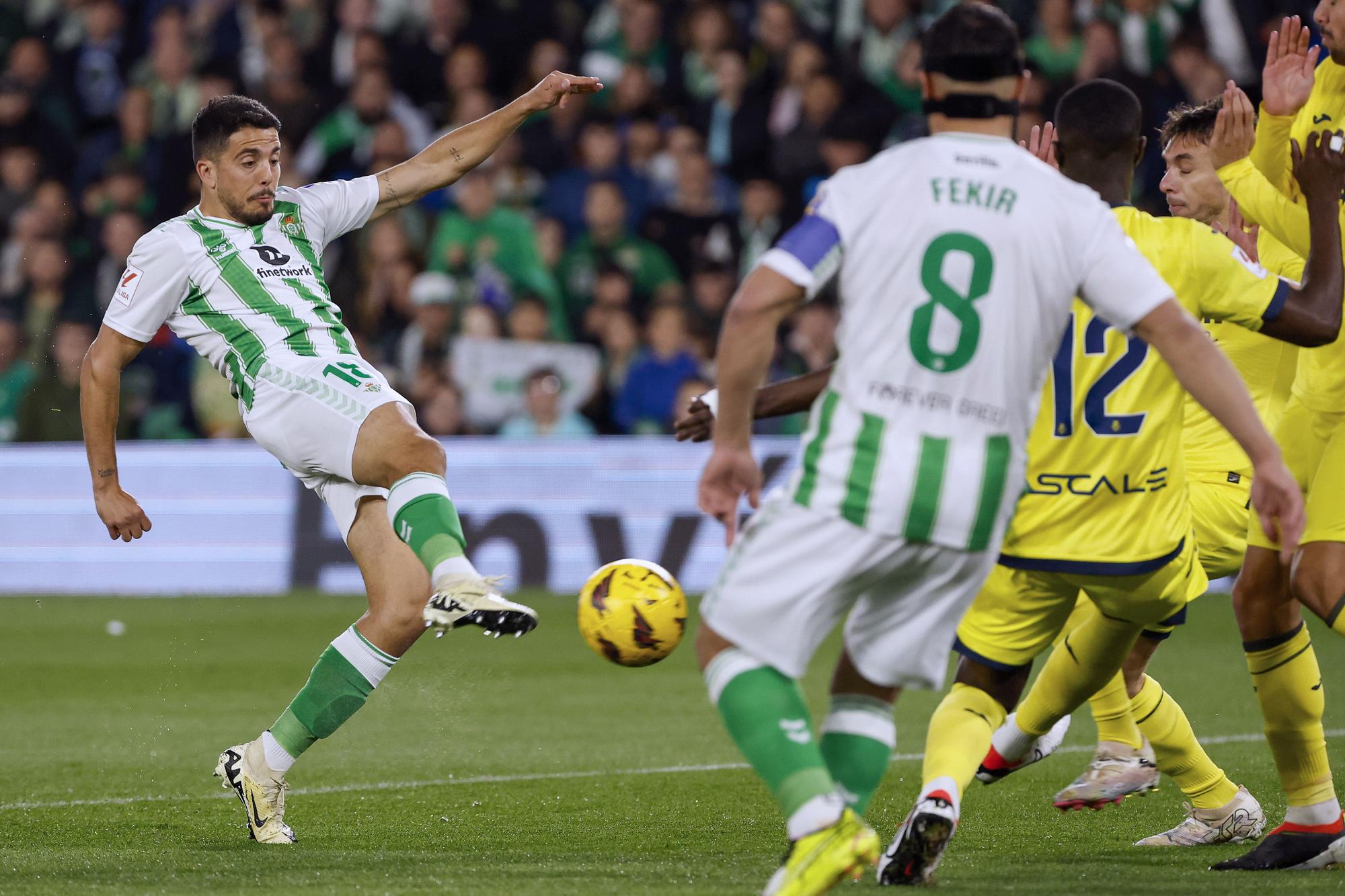 2-3. El Villarreal remonta, se redime de su fiasco europeo y frena al Betis