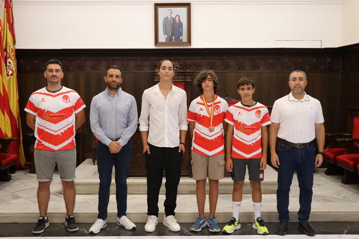 Darío Moreno recibe a los intengrantes del Club de Esgrima Morvedre.