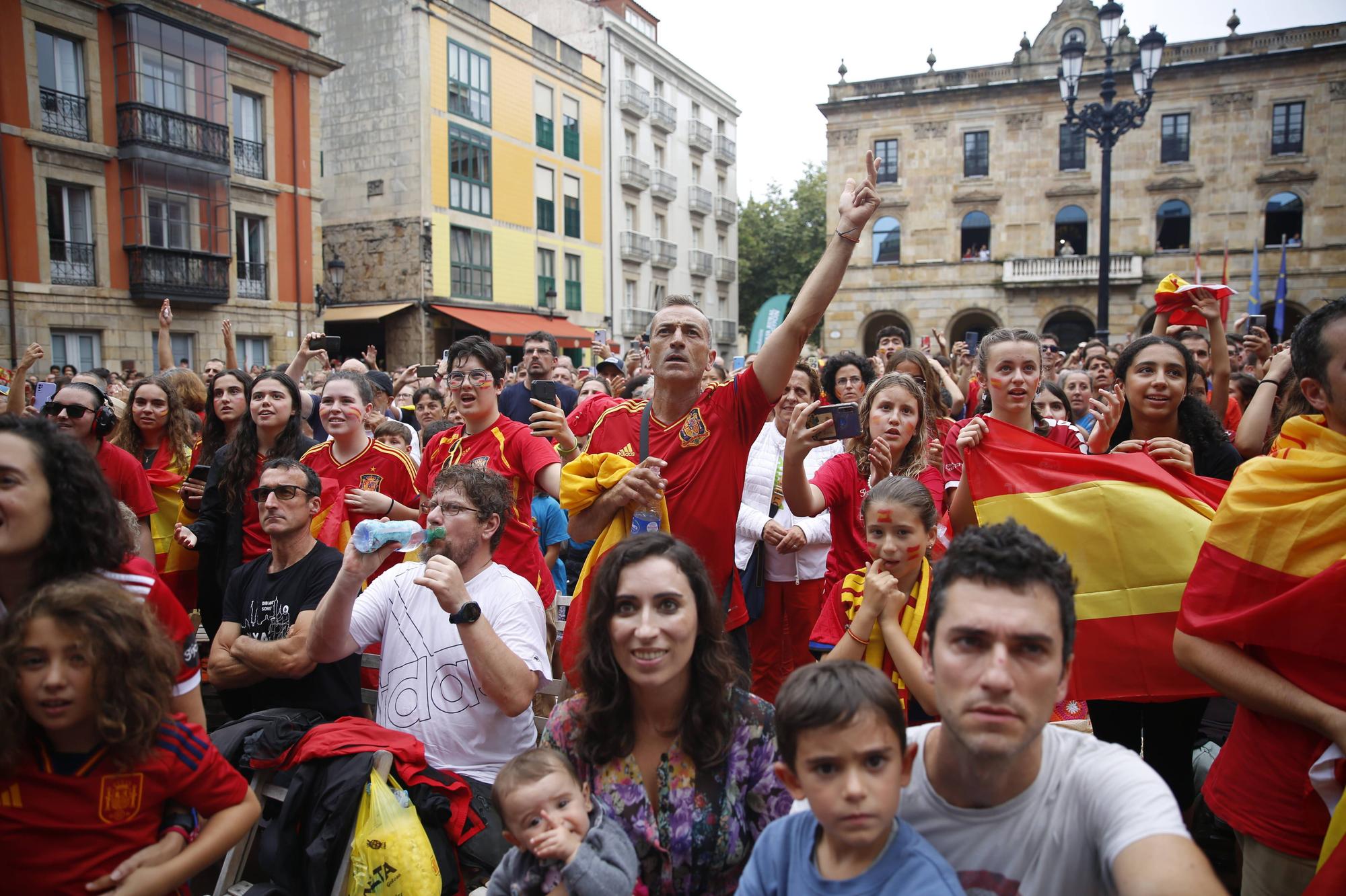 Gijón se vuelca (pese a la lluvia) animando a España en la final del Mundial de fútbol femenino