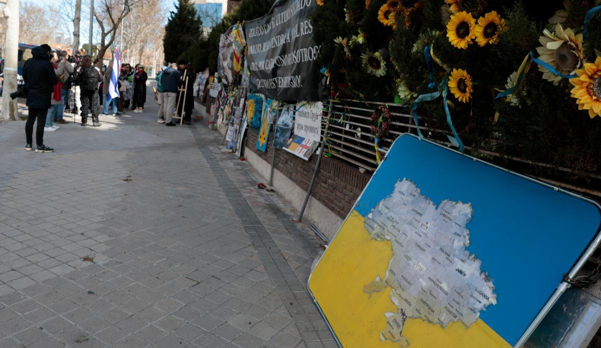 Las comunidades de exiliados rusos residentes en Madrid rinden tributo al opositor Alexéi Navalni, recientemente fallecido.