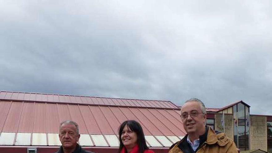 José Felgueres, Susana Ares y el concejal Juan Ramón González, delante del IPLA, ayer, en Villaviciosa.