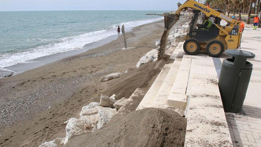 Trabajos de arreglos de playas en Huelin esta pasada semana.