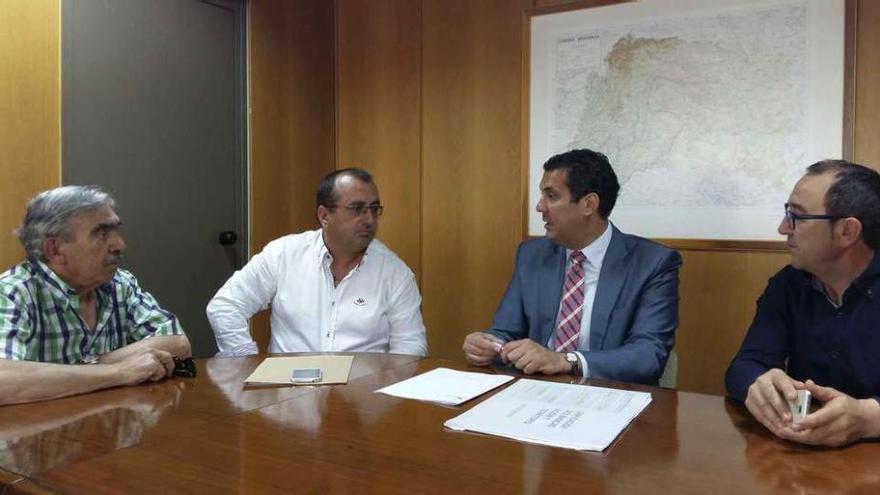 Basilio Leal, Ángel Sánchez y José Luis Riego con el delegado de la Junta.