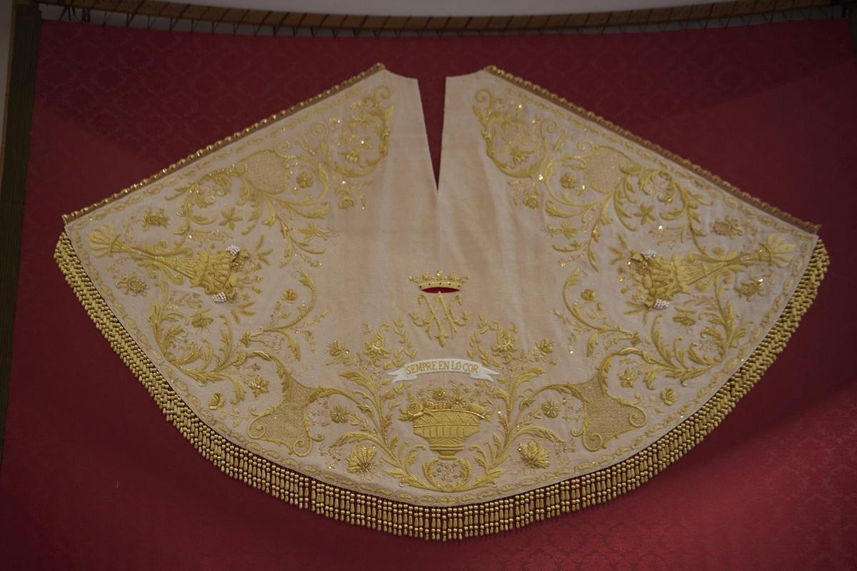 Así es el manto de la Virgen "Un poco de muchos" al detalle Así es el manto de la Virgen "Un poco de muchos" al detalle
