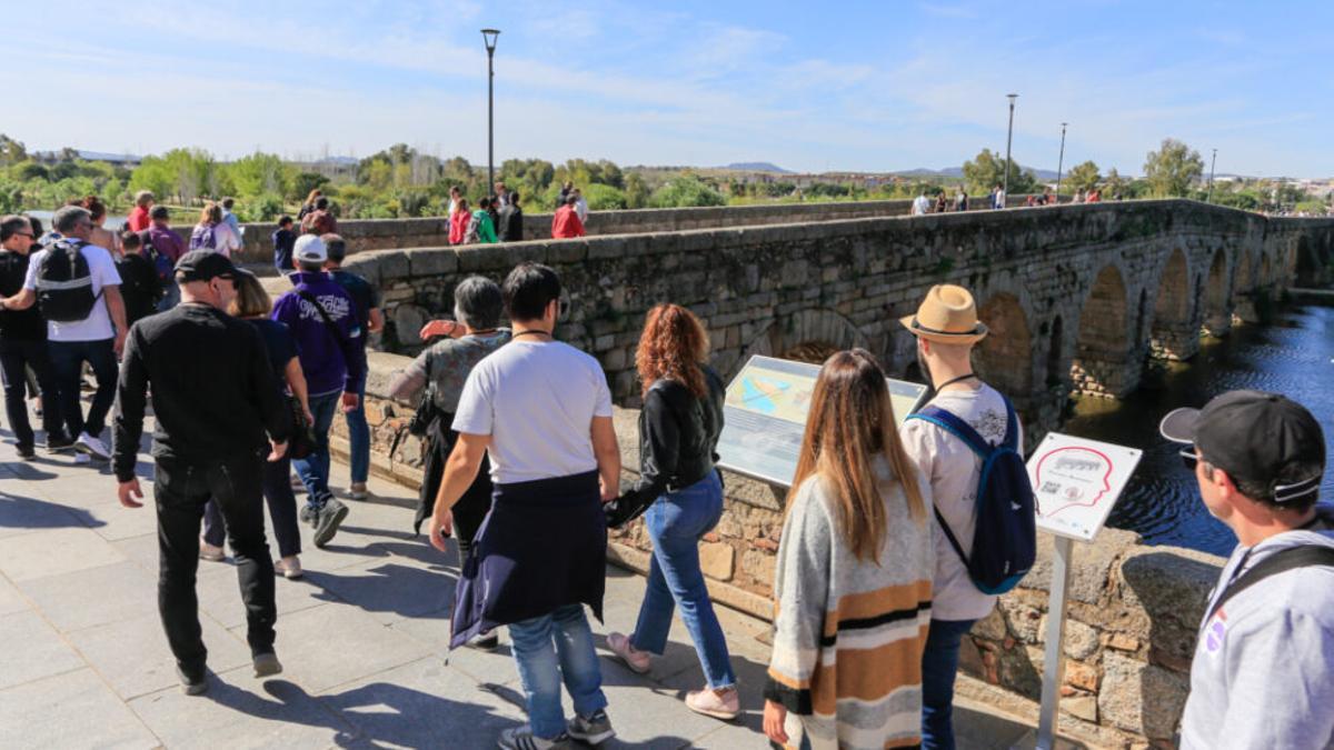 Grupo de turistas en el Puente Romano de Mérida.