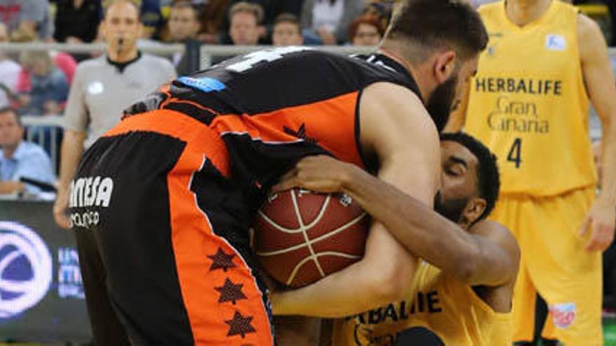 Seeley pelea el balón con Bojan Dubljevic.