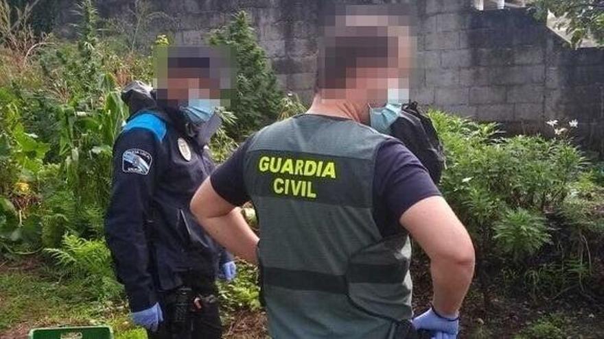 Agentes durante el operativo de esta mañana.