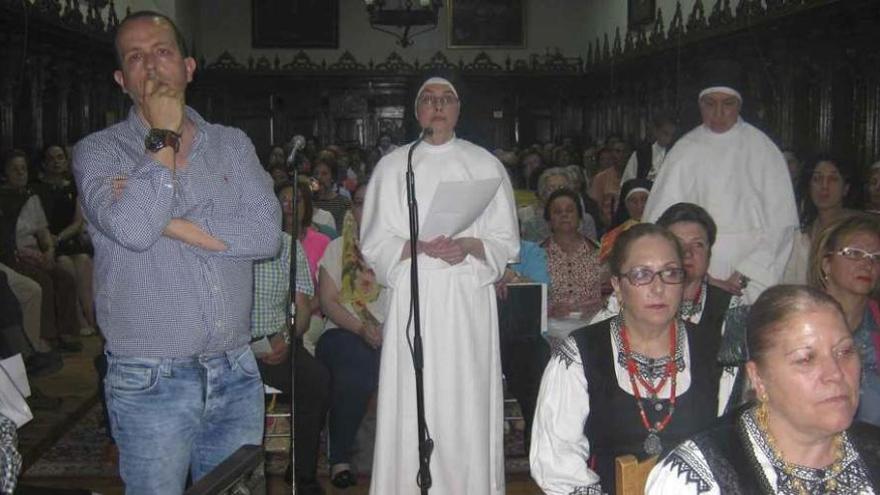 Numerosos vecinos arropan a las hermanas Sofías durante la celebración de la misa. Foto