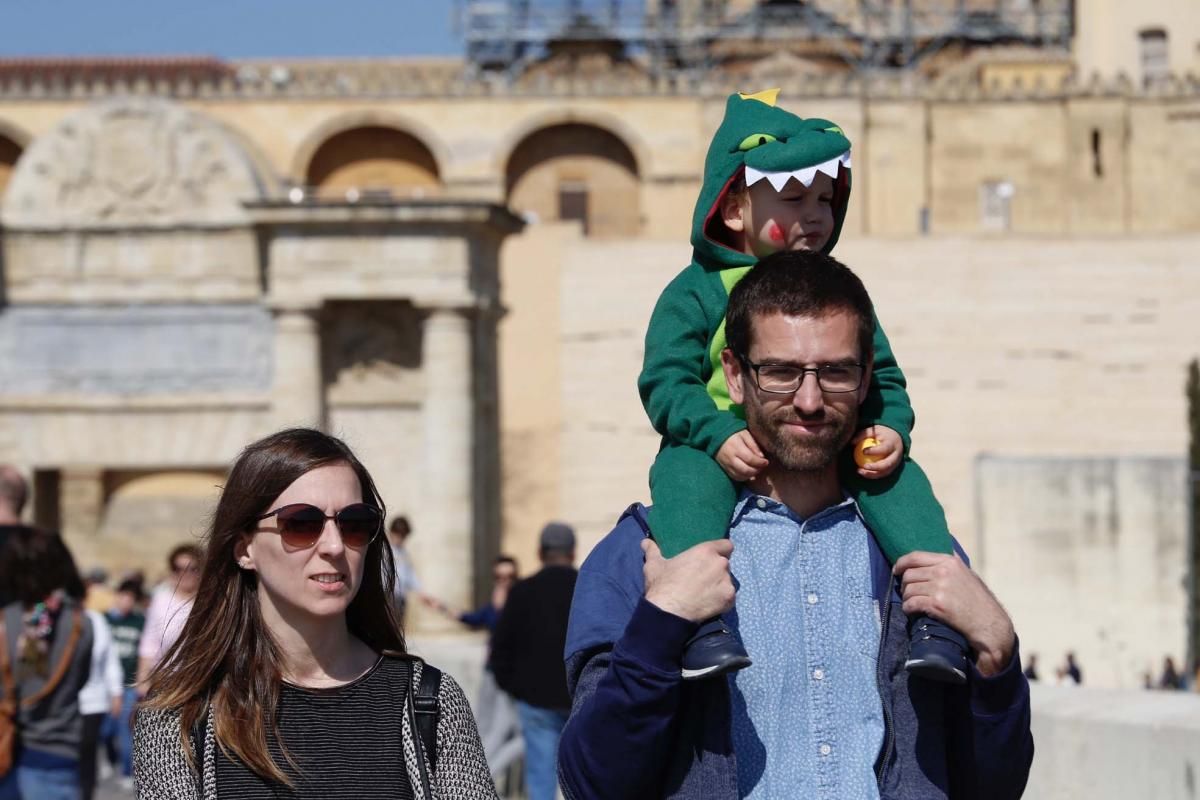 Carnaval de Córdoba: pasacalles en la Calahorra y fiesta infantil en el Bulevar