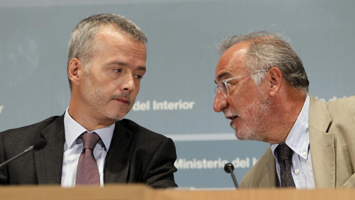 El ministro del Interior, Antonio Camacho (izquierda), junto al director general de Tráfico, Pere Navarro, durante la rueda de prensa que han concedido este jueves.