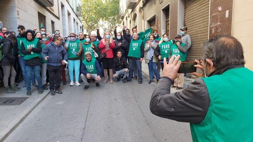 Membres de la PAHC celebrant l’ajornament d’un desnonament, ahir al carrer Hospital