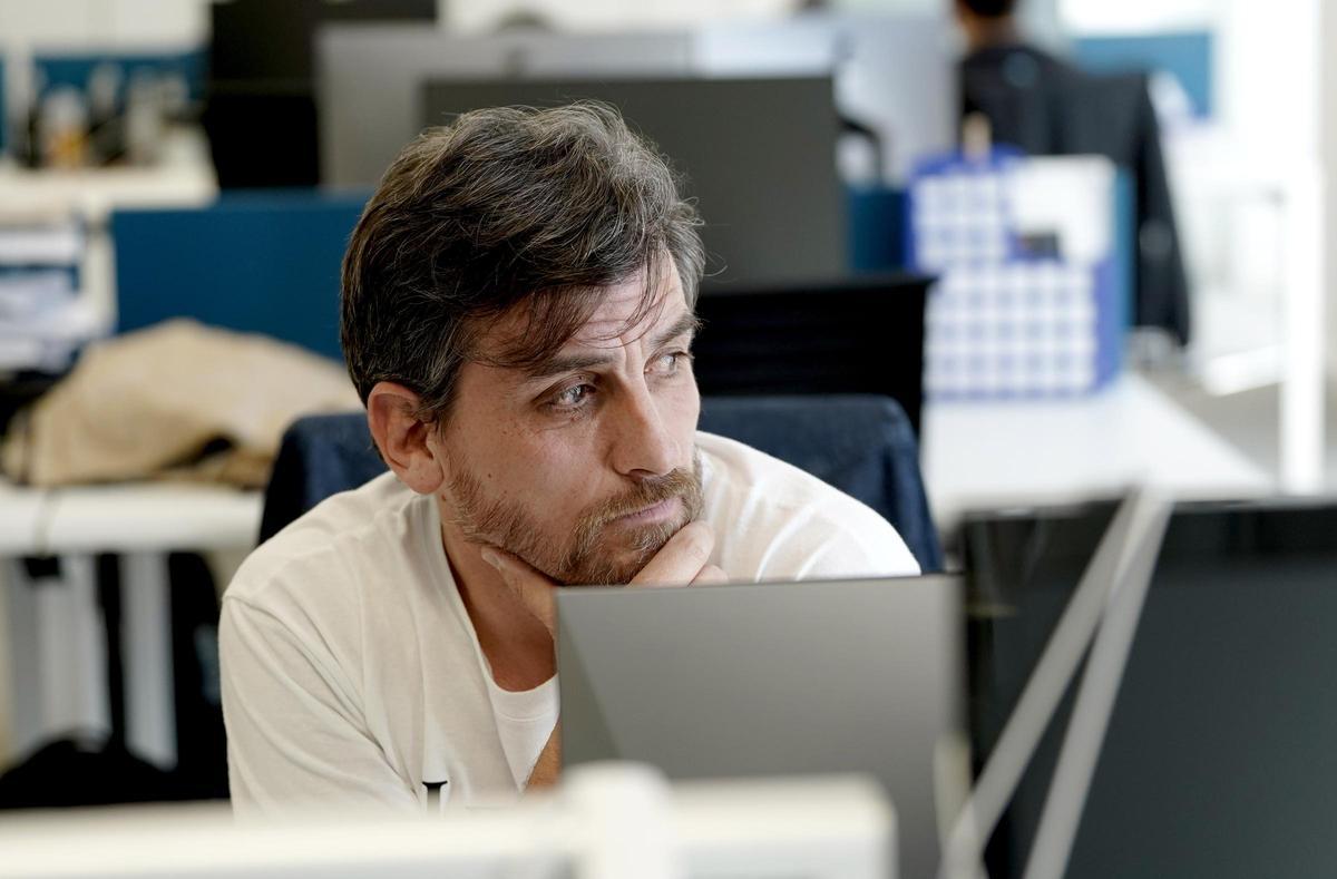 Fermín de la Calle, autor de 'Una breve historia del rugby en 9 ensayos (y un drop)', en la redacción de EL PERIÓDICO en Madrid.