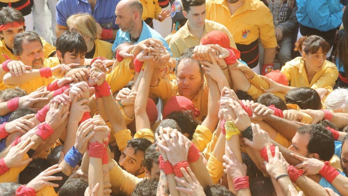 Los Castellers de Badalona preparándose durante la actuación de este domingo.