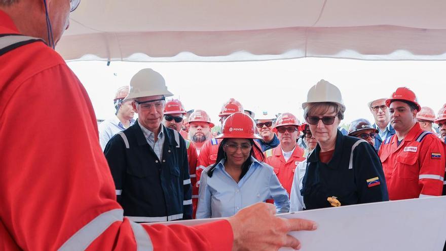 Trump suaviza sanciones al petróleo venezolano y fortalece la autoridad de Delcy Rodríguez