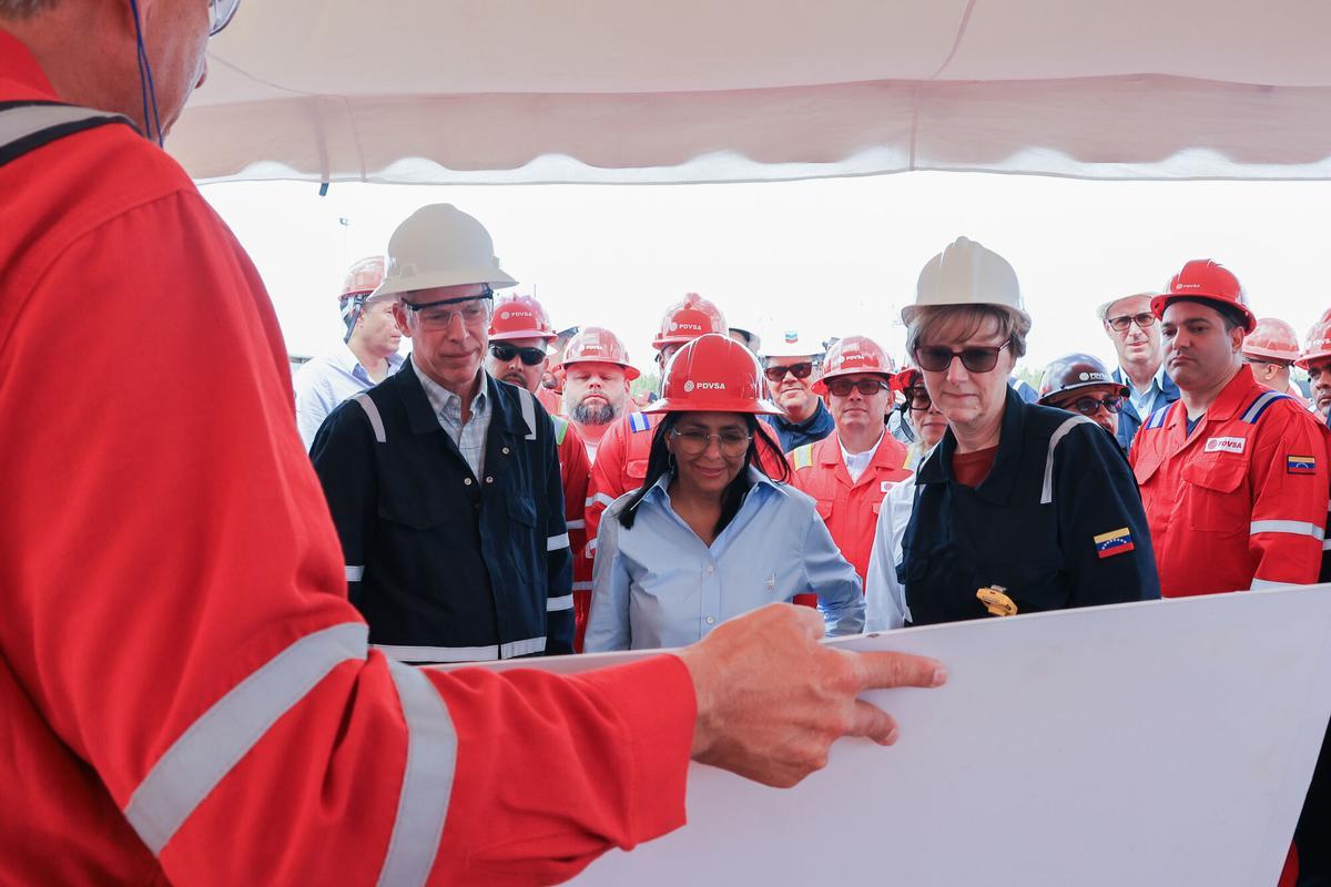 Fotografía cedida de la presidenta encargada de Venezuela, Delcy Rodríguez, junto al secretario de Energía de EEUU, Chris Wright (izquierda), y la encargada de negocios de EEUU para Venezuela Laura Dogu (derecha), este jueves en una de las plantas que opera Chevron en el Orinoco.