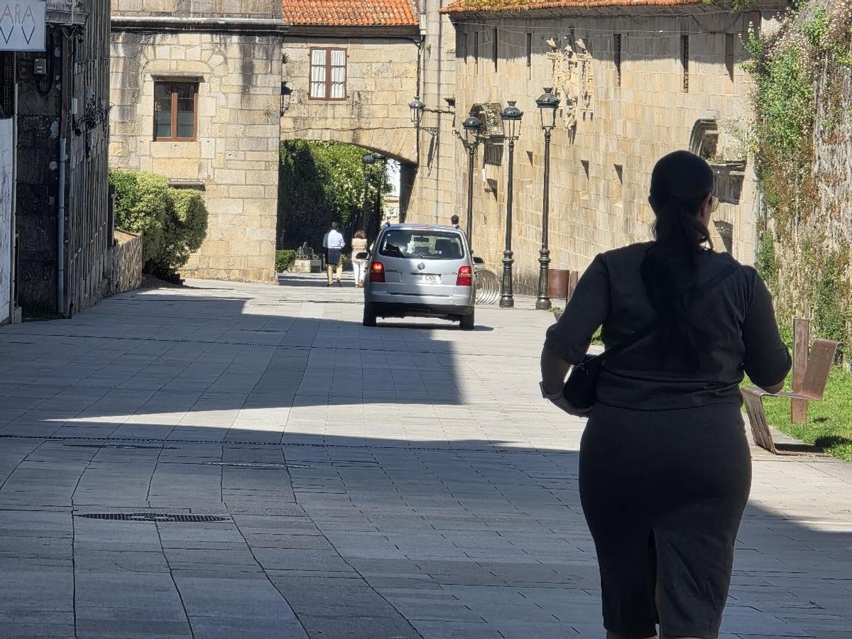 Un coche circulando por Vista Alegre.