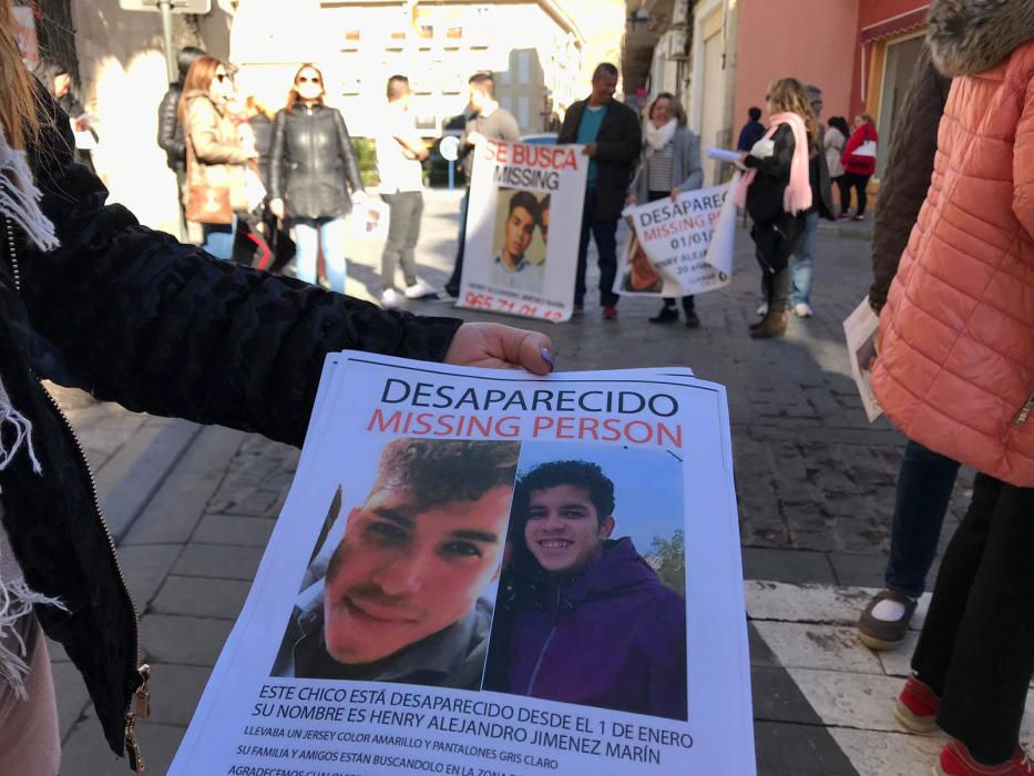 El alcalde de Orihuela ha mostrado su apoyo a la familia del joven desaparecido el 1 de enero en la Costa, Henry Alejandro, en una concentración en el Ayuntamiento