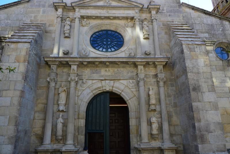 La fachada renacentista de la iglesia de Cangas ya restaurada. | // G.NÚÑEZ