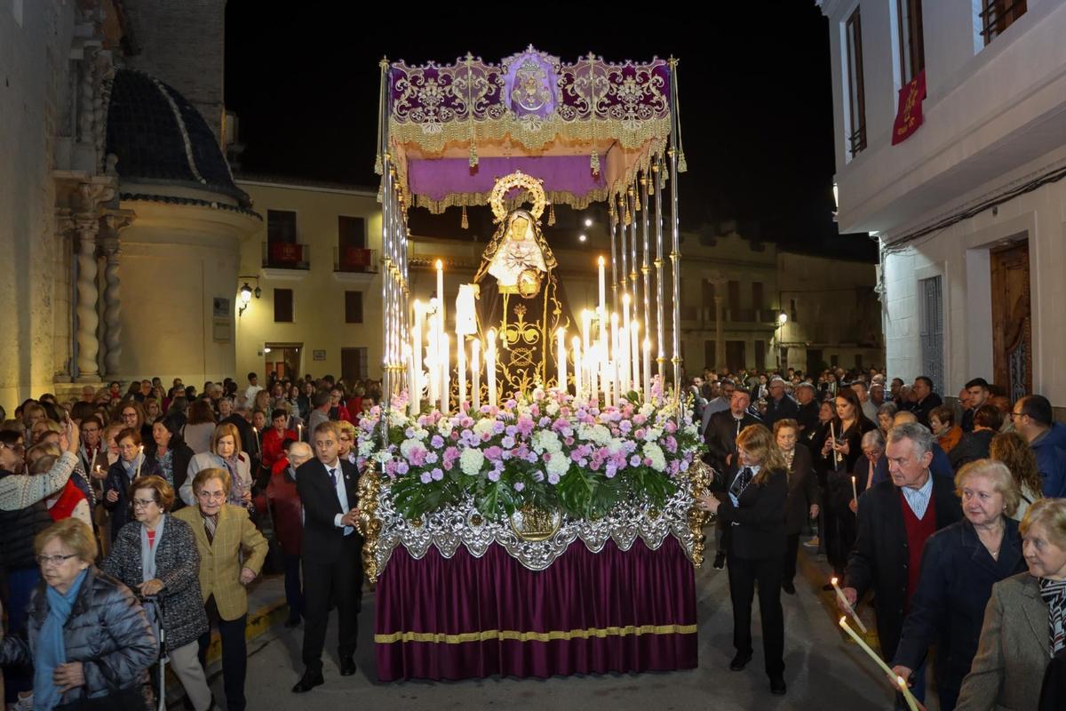 La imagen procesionando por las calles de Torrent.