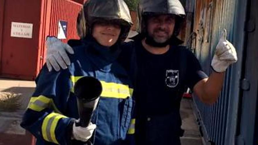 Mª Carmen García, vestida con un traje de bombero, en una imagen que aparece en el vídeo de homenaje.