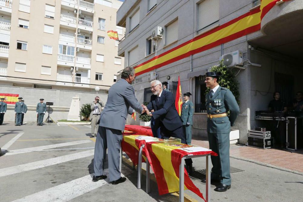 La Guardia Civil de la comarca celebra el día de su patrona en Torrevieja. Un grupo de vecinos se ha concentrado para dar su respaldo a las fuerzas de seguridad en Cataluña