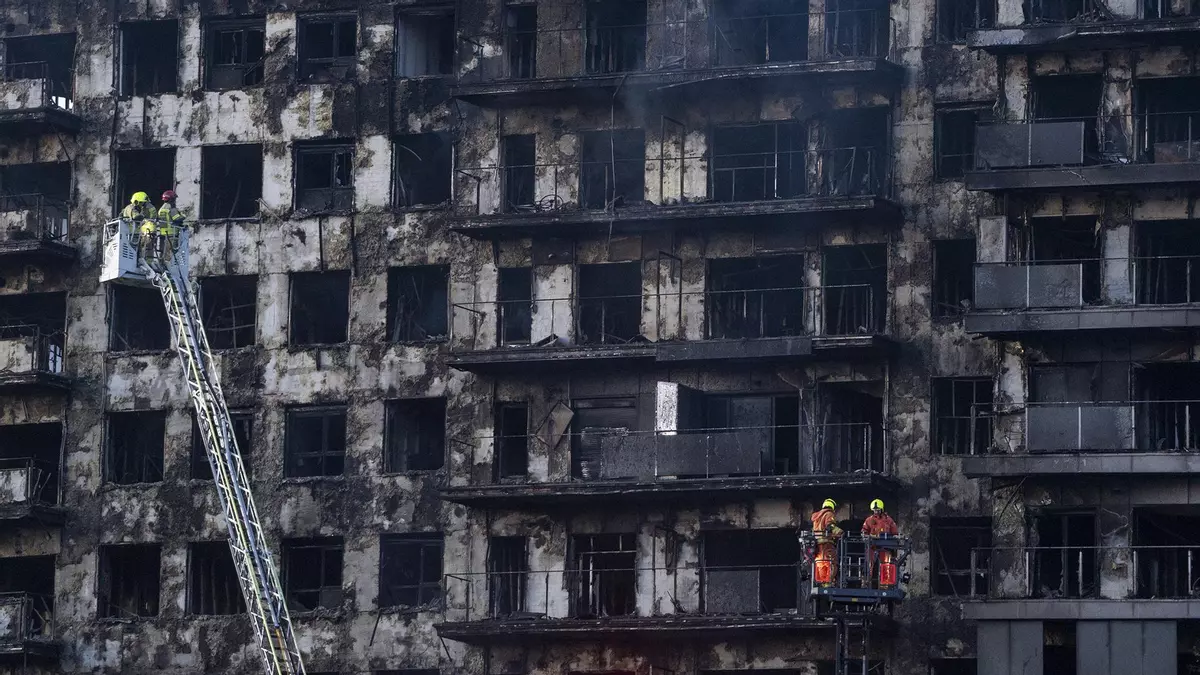 INCENDIO VALENCIA HOY | Última hora del incendio desatado en un edificio en  Valencia