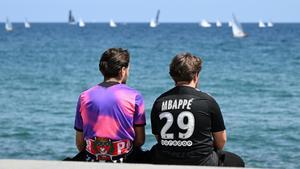Aficionados del PSG junto al mar en la playa de la Barceloneta