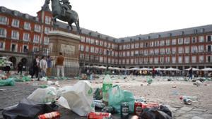 Aspecto de la madrileña Plaza Mayor tras la congregación de los aficionados del Celtic de Glasgow antes del encuentro del grupo F de Liga de Campones ante el Real Madrid, que disputarán hoy miércoles en el Santiago Bernabéu