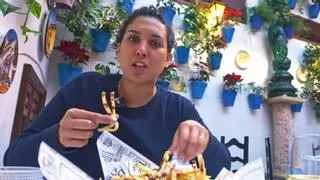 Una turista estadounidense, sin palabras por lo que le sirven en los bares de Córdoba: "Estamos comiendo historia ahora mismo"