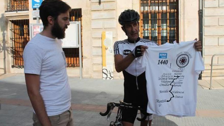 El ciclista José Chamorro a su llegada a Sueca, primera parada de la ruta de la Orden de Montesa.