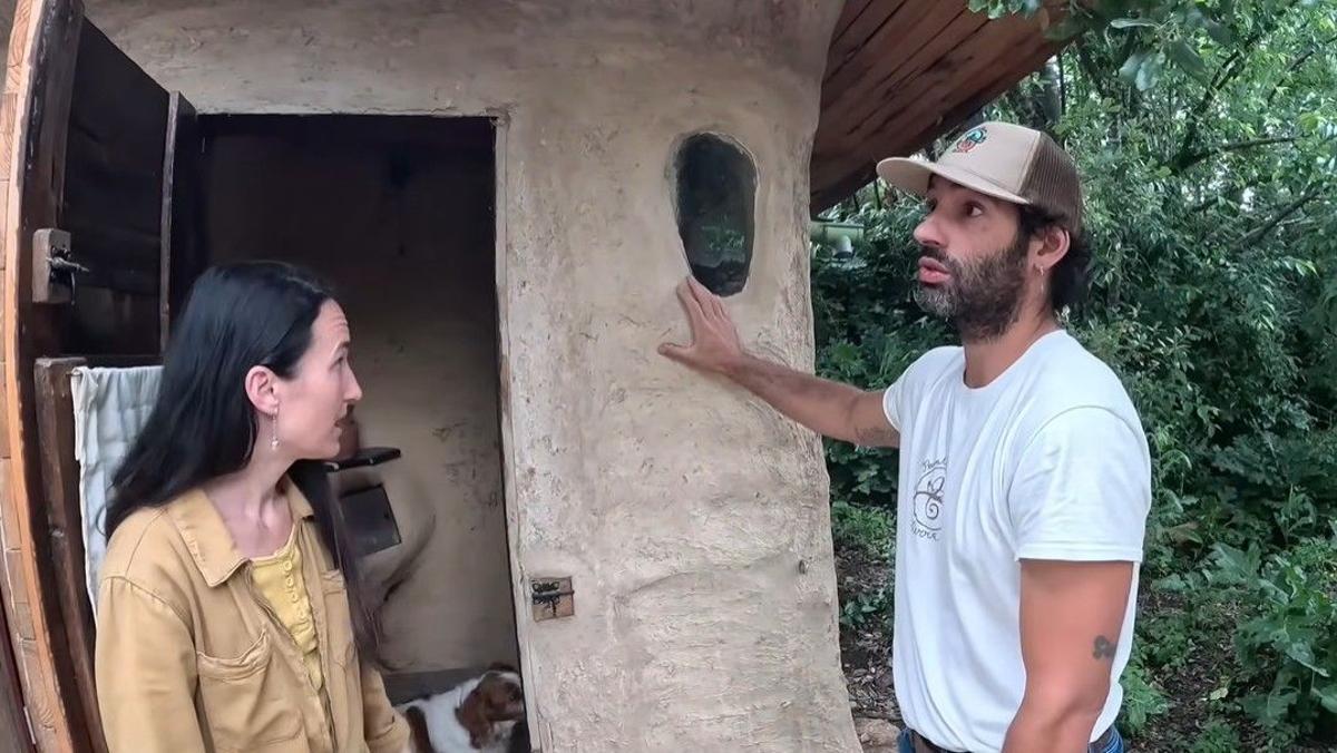 Boris i Rosa, mostrant com funciona la bioconstrucció.