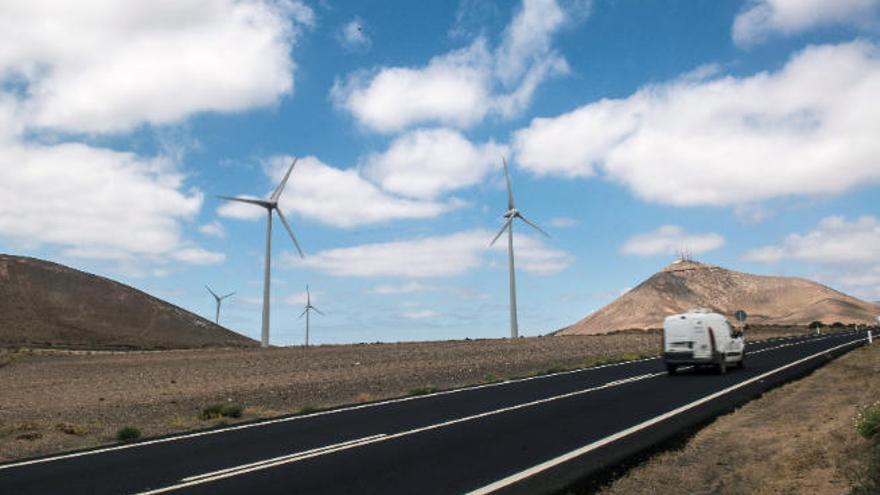 Aerogeneradores de uno de los parques eólicos de las Islas, en este caso en Lanzarote.