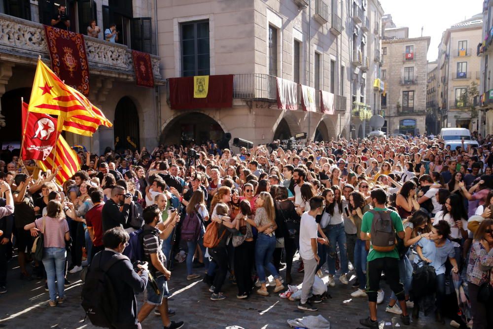 Centenars de persones celebren la proclamació de la República Catalana a la plaça del Vi