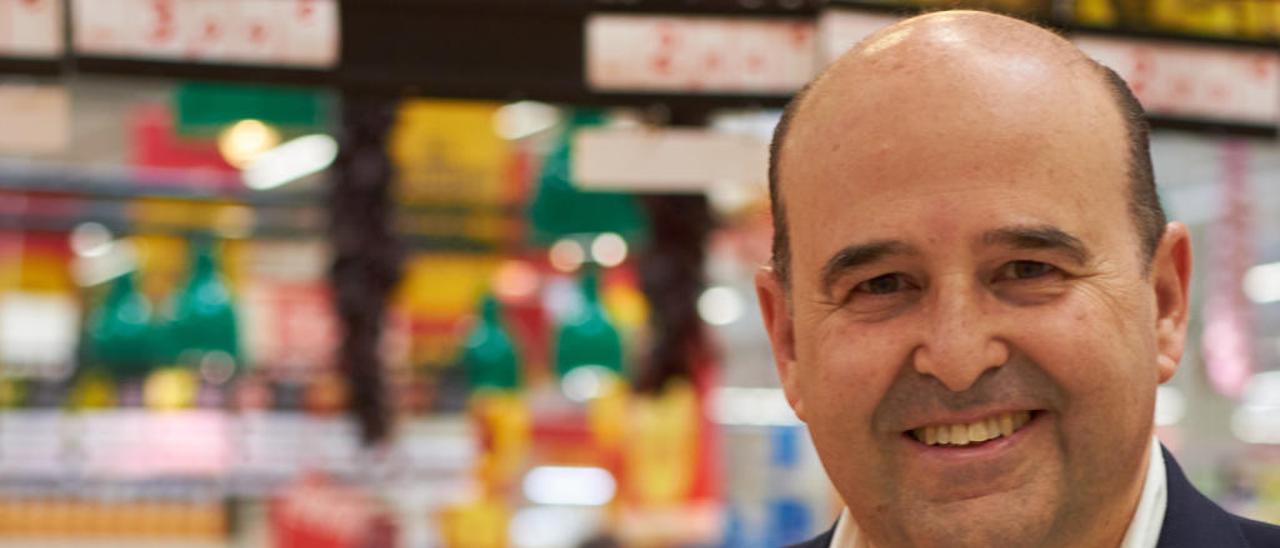 Aurelio del Pino, en un supermercado.
