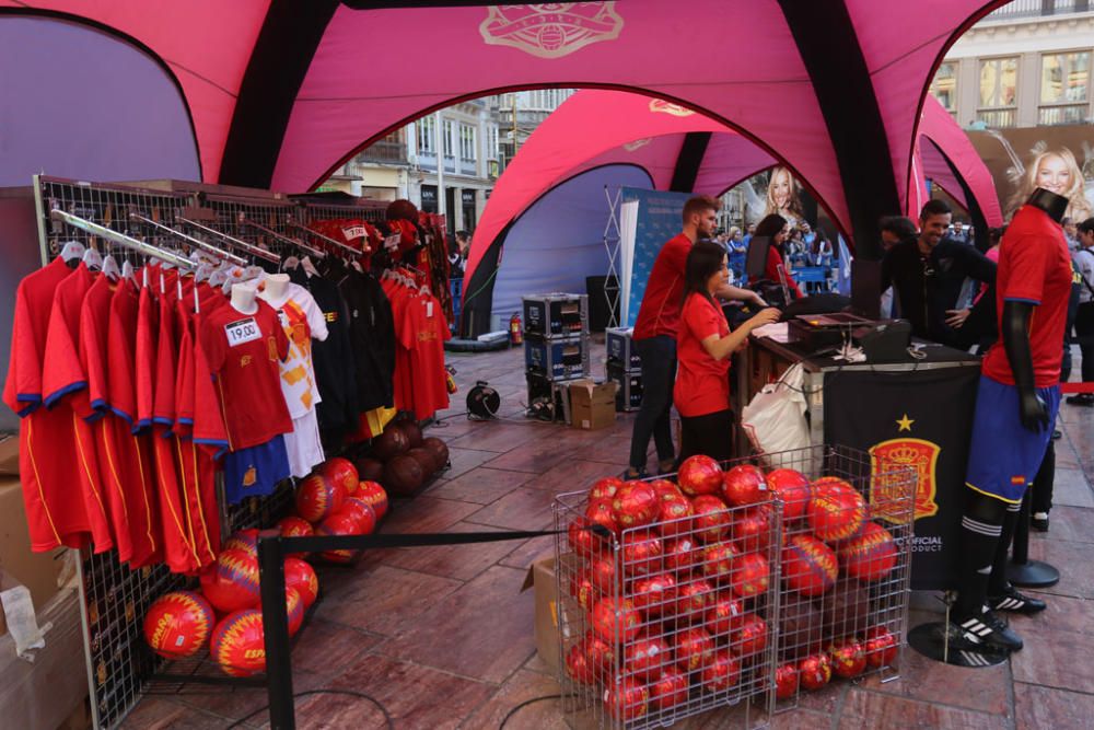 Cientos de aficionados hacen cola durante todo el jueves para fotografiarse con los trofeos de La Roja