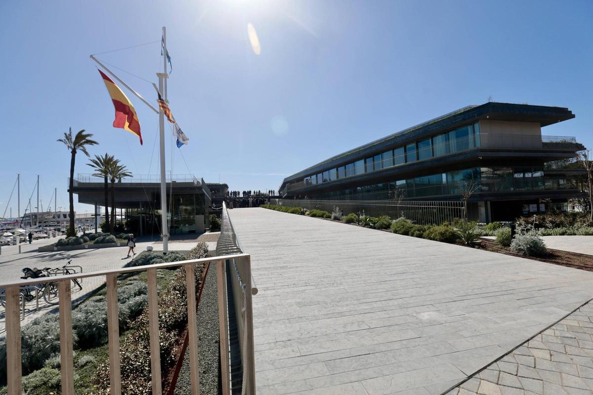 La nueva pasarela conecta el Passeig Marítim con el puerto.