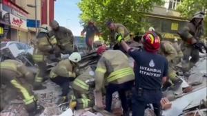 Rescatan con vida a un hombre tras el derrumbe de un edificio en Estambul