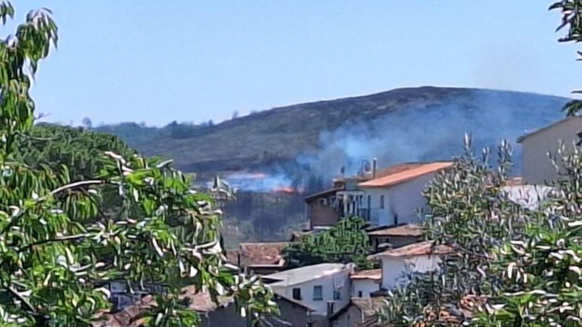 El humo del incendio se ve desde la localidad cacereña.