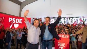 El secretario general del PSOE y presidente del Gobierno en funciones, Pedro Sánchez (d), y el secretario general del PSOE de Extremadura, Guillermo Fernández Vara (i), participan en un acto público del partido, en la Institución Ferial de Mérida, a 14 de octubre de 2023, en Mérida, Badajoz, Extremadura (España). Sánchez participa en este acto tras finalizar ayer, 13 de octubre, su primera ronda de contactos para tantear posibles apoyos a su investidura. 14 OCTUBRE 2023;ACTO;PSOE;PRESIDENTE;CANDIDATO;PRESIDENCIA;POLÍTICA Andrés Rodríguez / Europa Press 14/10/2023. GUILLERMO FERNÁNDEZ VARA;PEDRO SÁNCHEZ;Andrés Rodríguez;category_code_new