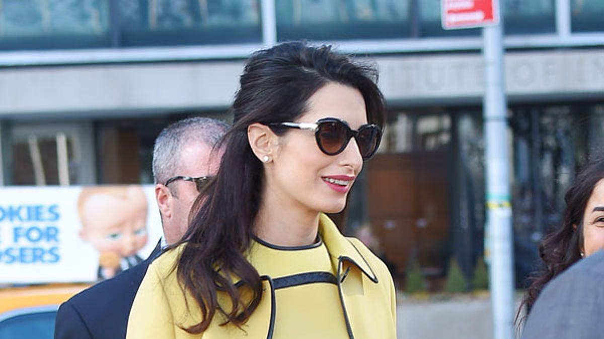 Amal Clooney embarazada con look amarillo