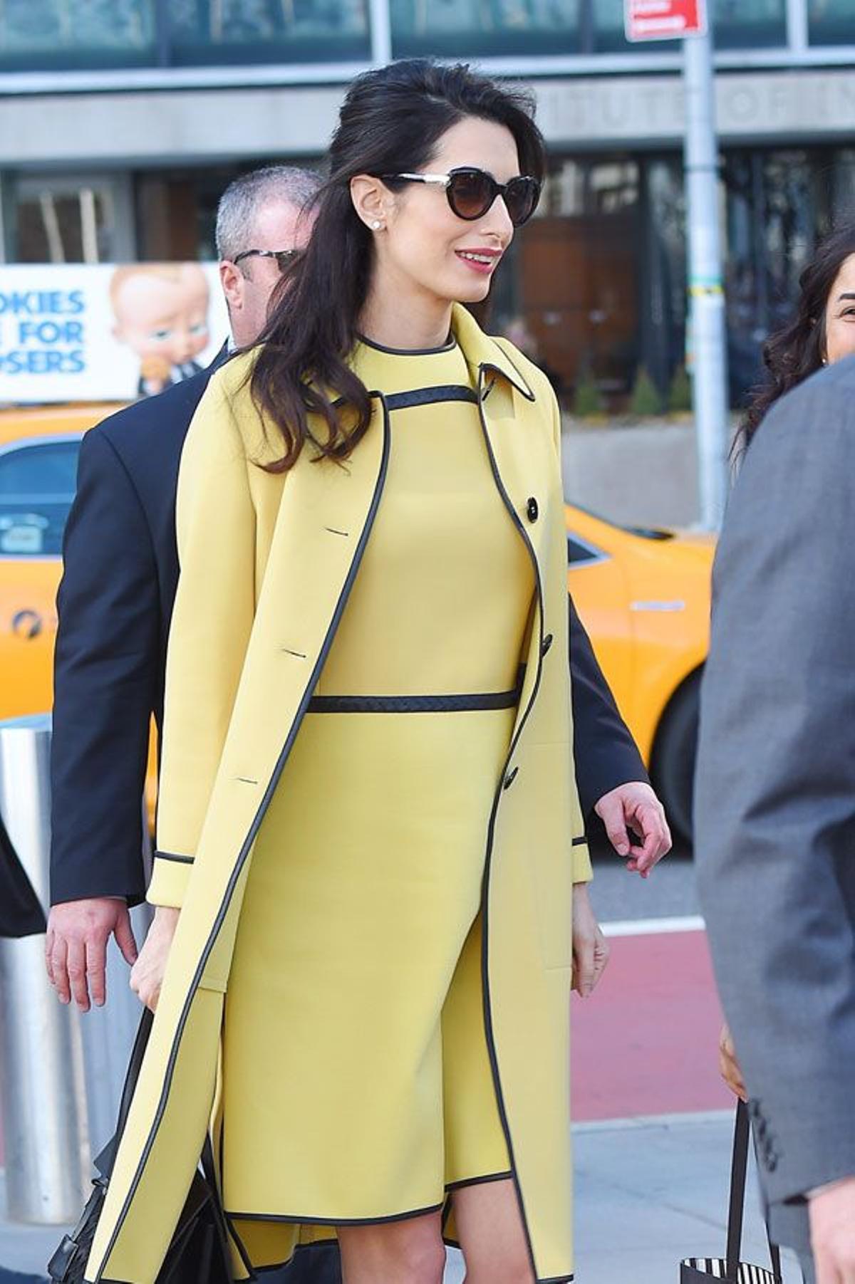 Amal Clooney embarazada con look amarillo