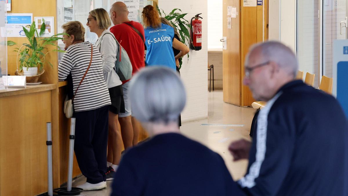 Colas de pacientes en un centro de salud de Vigo.