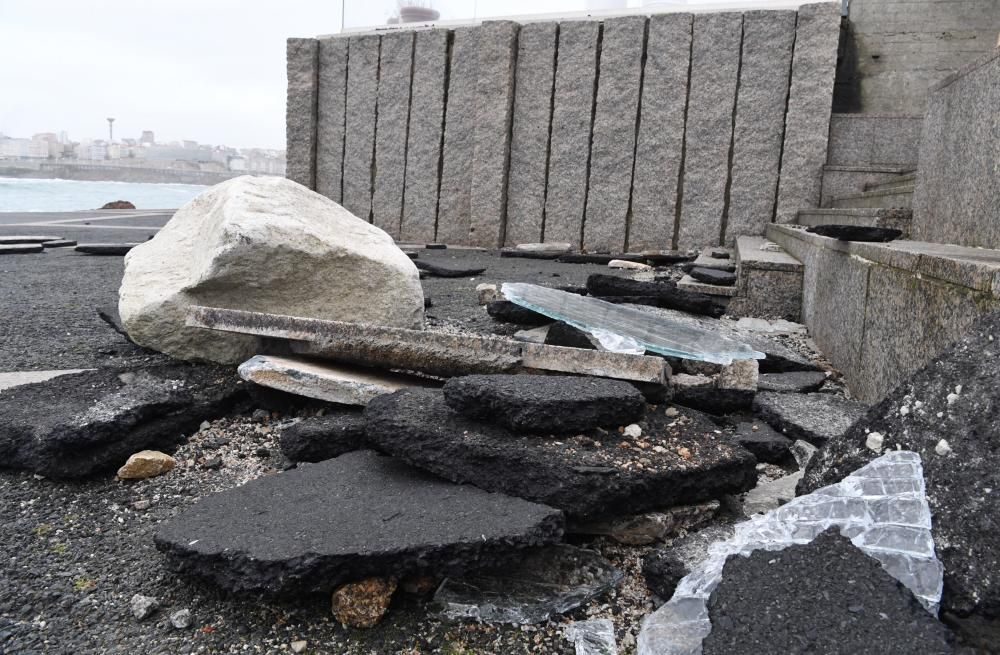 Daños en A Coruña por las olas en alerta roja