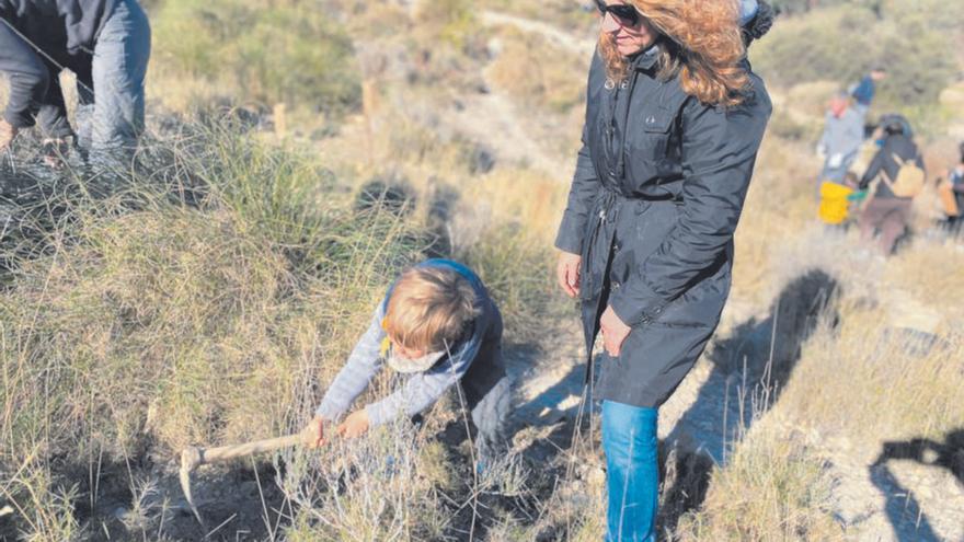 Las familias que acudieron al paraje de Puntes de Gosálvez a celebrar el Día del Árbol disfrutaron de una mañana luminosa y un agradable ambiente. | LA CRÓNICA