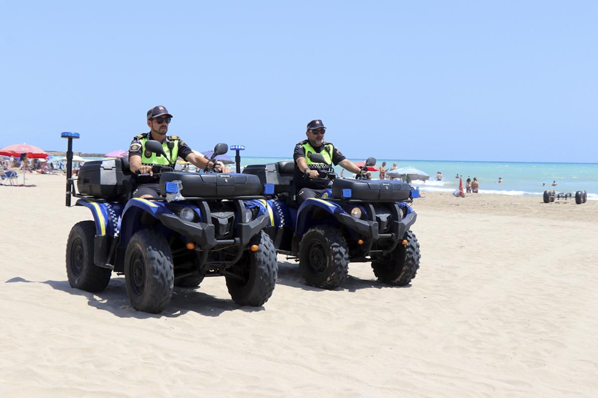 Policías de playa durante el pasado verano.